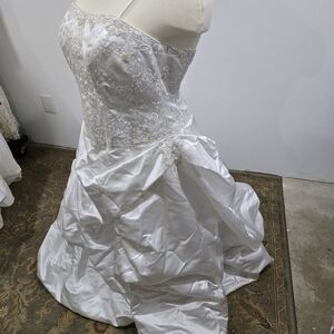 David's Bridal Oleg Cassini White Wedding Gown